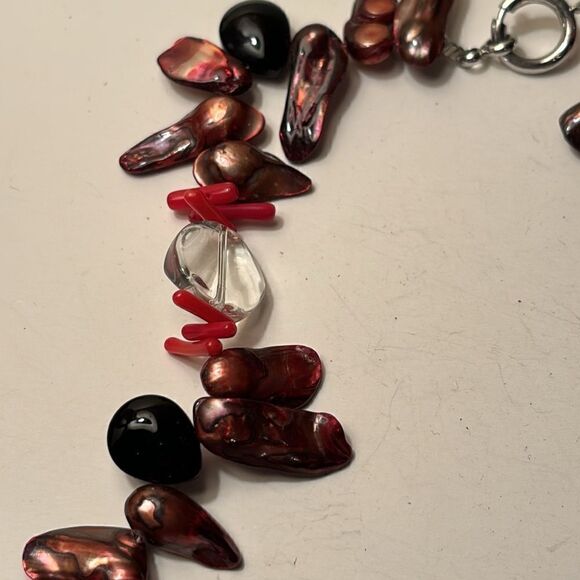 Red and black mixed beaded fashion necklace 18” - Picture 3 of 4